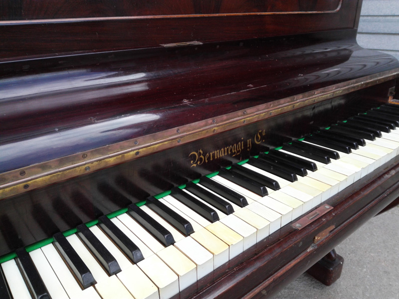 piano bernareggui pequeño 4ruedas madera pesado 123x135.5x63 1u